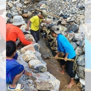 အဆိပ်သင့် မြစ်နံဘေးက အသံများ