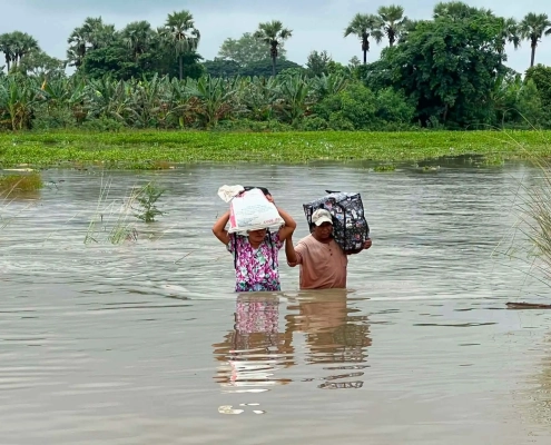 ရေဘေးကြောင့် လွှတ်ရာသို့ပြောင်းရွှေ့နေကြသောစစ်ကိုင်းတိုင်းမှပြည်သူများ