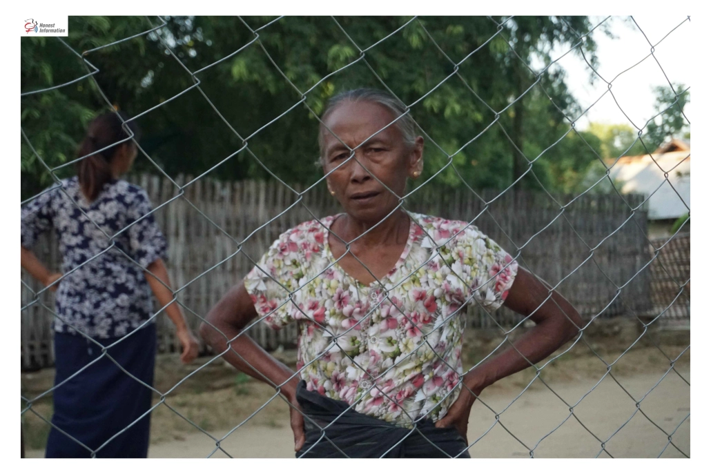 ထောက်ရှာပင်ရွာအိမ်များ မီးရှို့ခံရပြီးနောက် မိုးကာတဲများတွင် ယာယီနေထိုင်နေရသော အမျိုးသမီး