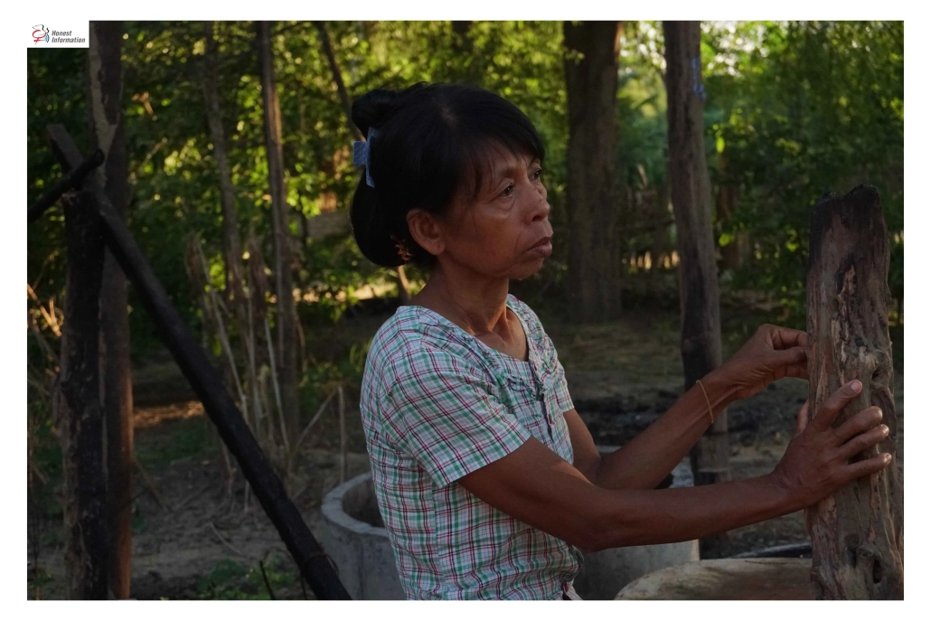 ထောက်ရှာပင်ရွာအိမ်များ မီးရှို့ခံရပြီးနောက် မိုးကာတဲများတွင် ယာယီနေထိုင်နေရသော အမျိုးသမီး