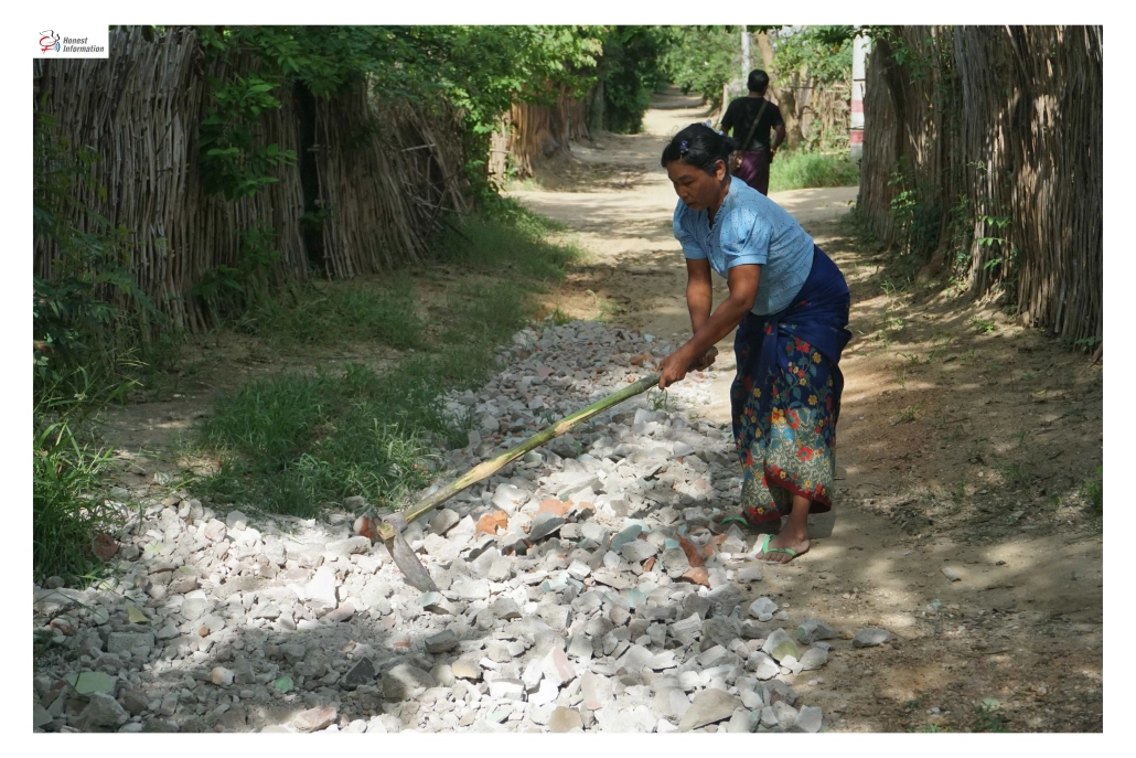 ထောက်ရှာပင်ရွာအိမ်များ မီးရှို့ခံရပြီးနောက် မိုးကာတဲများတွင် ယာယီနေထိုင်နေရသော အမျိုးသမီး