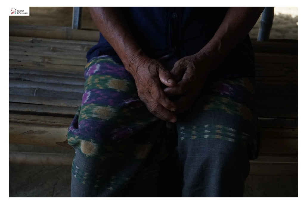 ထောက်ရှာပင်ရွာအိမ်များ မီးရှို့ခံရပြီးနောက် မိုးကာတဲများတွင် ယာယီနေထိုင်နေရသော အမျိုးသမီး