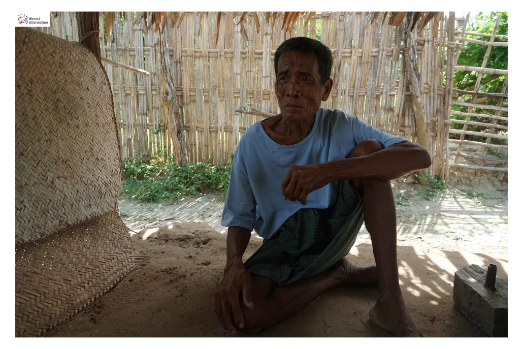 ထောက်ရှာပင်ရွာအိမ်များ မီးရှို့ခံရပြီးနောက် မိုးကာတဲများတွင် ယာယီနေထိုင်နေရသော အမျိုးသားတစ်ဦး