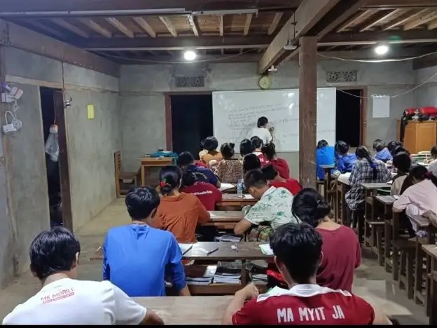 စစ်ရှောင်စခန်းတွင် ကလေးတွေကို စာသင်ကြားပေးနေတဲ့ လုလု။
