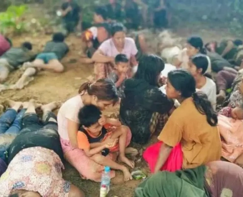 ရွေကူမြို့ စစ်ကောင်စီနှင့် ပြည်သူ့တော်လှန်ရေးတပ်ဖွဲ့ဝင်များတိုက်ပွဲတွင် စစ်သင်္ဘောပေါ်ပါလာတဲ့ အမျိုးသမီးများနဲ့ ကလေးများ