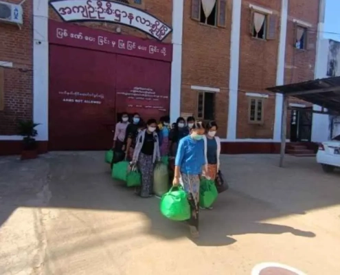 လားရှိုးထောင်ကလွတ်မြောက်လာသည့် နိုင်ငံရေးအကျဉ်းသူများ