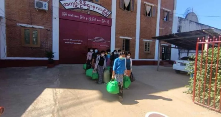 လားရှိုးထောင်ကလွတ်မြောက်လာသည့် နိုင်ငံရေးအကျဉ်းသူများ