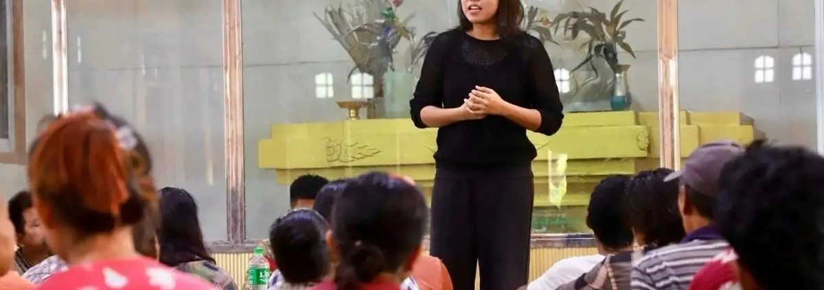 အမျိုးသမီးနဲ့ ကလေးသူငယ်ရေးရာဌာန ယာယီဌာနမှူး ဒေါ်အေးမြင့်အောင်အောင်လူအများရှေ့စကားပြောနေပုံ