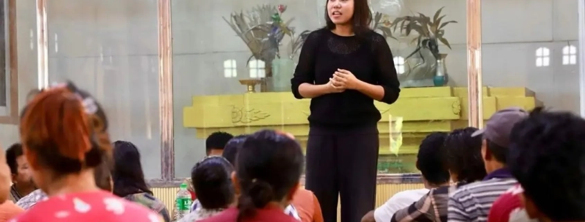 အမျိုးသမီးနဲ့ ကလေးသူငယ်ရေးရာဌာန ယာယီဌာနမှူး ဒေါ်အေးမြင့်အောင်အောင်လူအများရှေ့စကားပြောနေပုံ