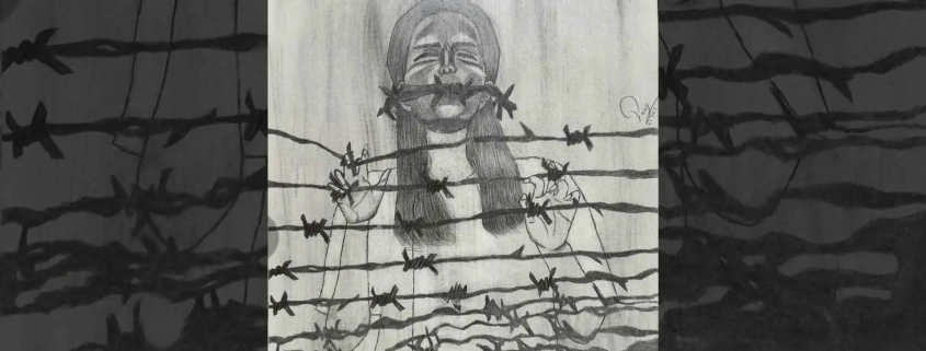 သံဆူးကြိုးများနောက်က နိုင်ငံရေးအကျဉ်းသူတစ်ဦးပုံကို ရေးဆွဲထားသည့် ခဲခြစ်ပန်းချီ