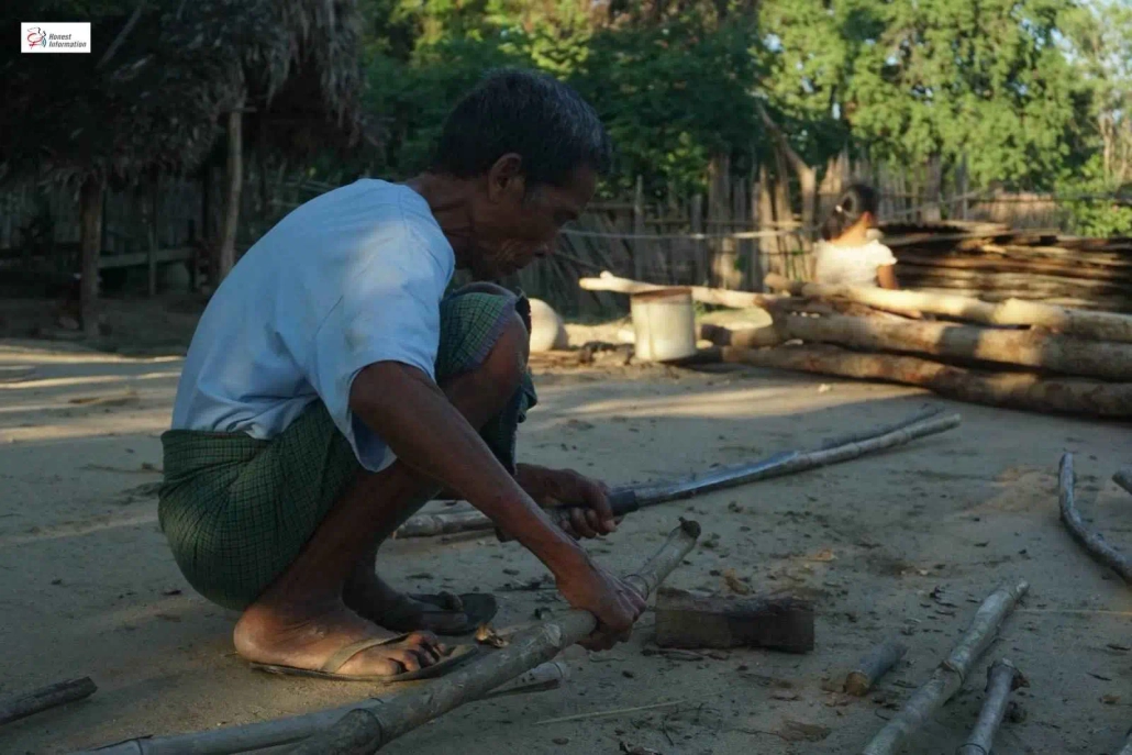 ပေါက်မြို့နယ်၊ ထောက်ရှာပင်ရွာမှ အမျိုးသားတစ်ဦး ထင်းခုတ်နေပုံ