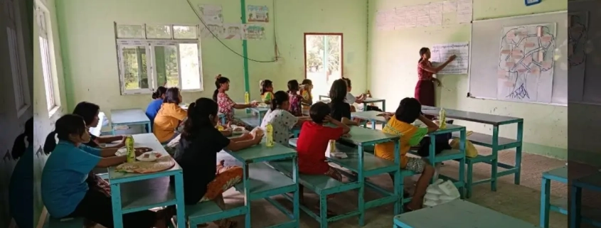 စာသင်ခန်းထဲတွင်ကလေးတွေကို စာသင်ပေးနေတဲ့ သက်ထား